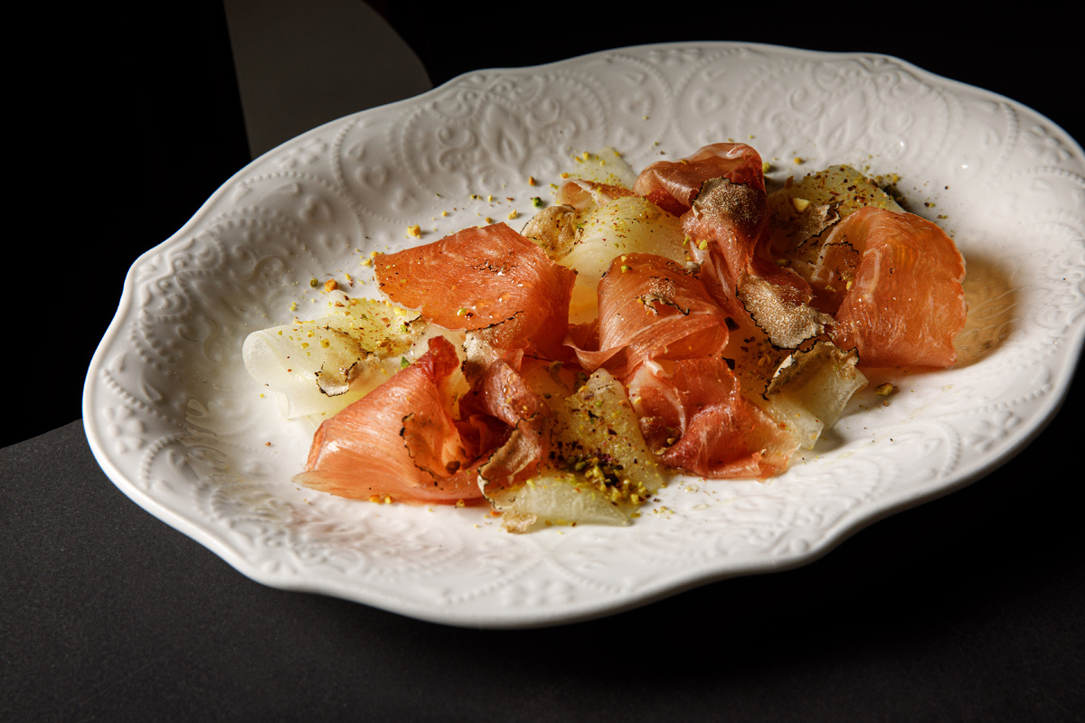 Медовая дыня с пармой и трюфелем