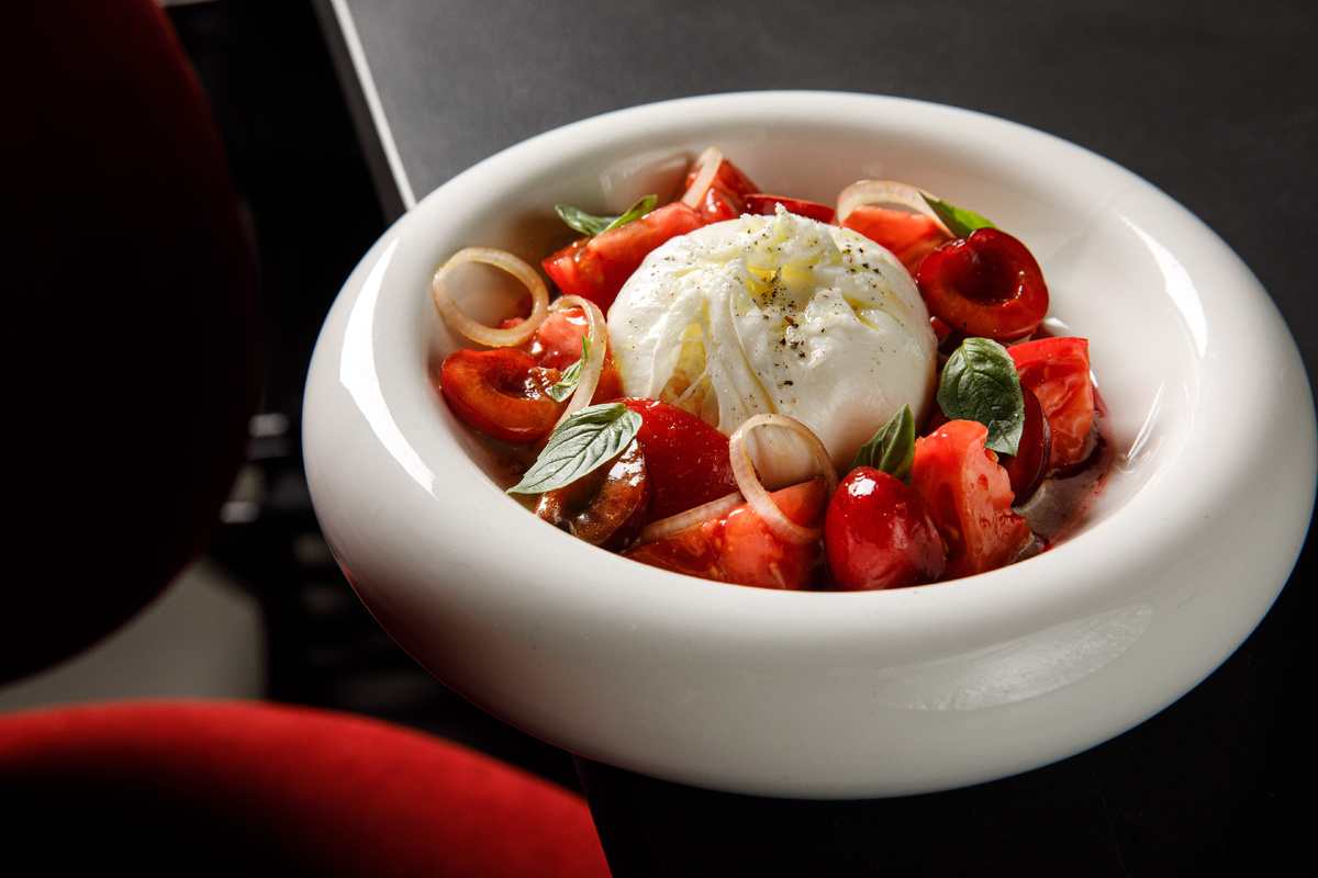 Салат с буратой и черешней