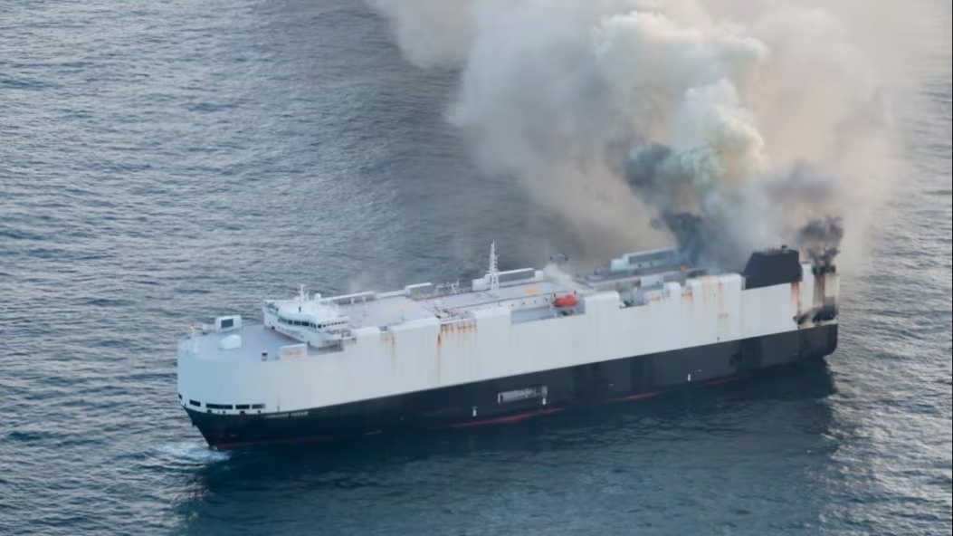 Корабль, который загорелся в Тихом океане в начале этого месяца, затонул на глубине около 5000 метров