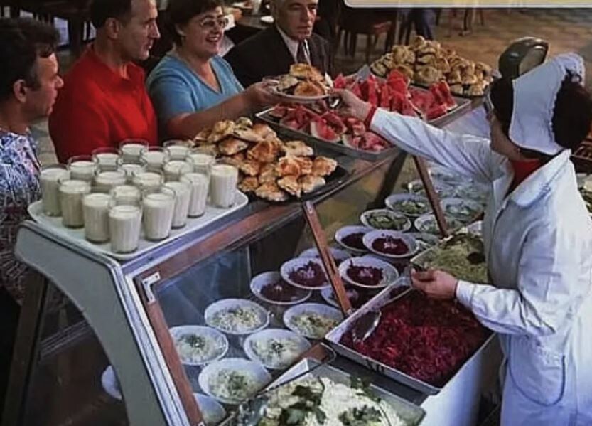 В советской столовой (иллюстрация из открытых источников)