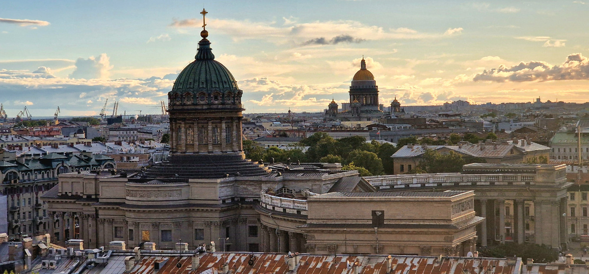 Казанский собор и за ним Исаакиевский собор