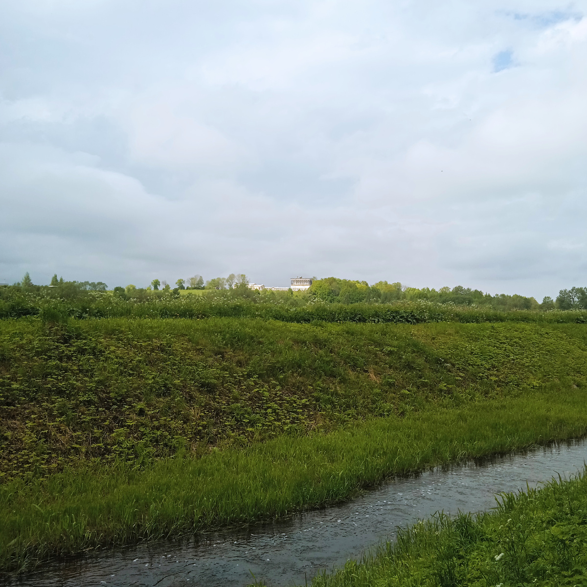 Бельведер издалека.