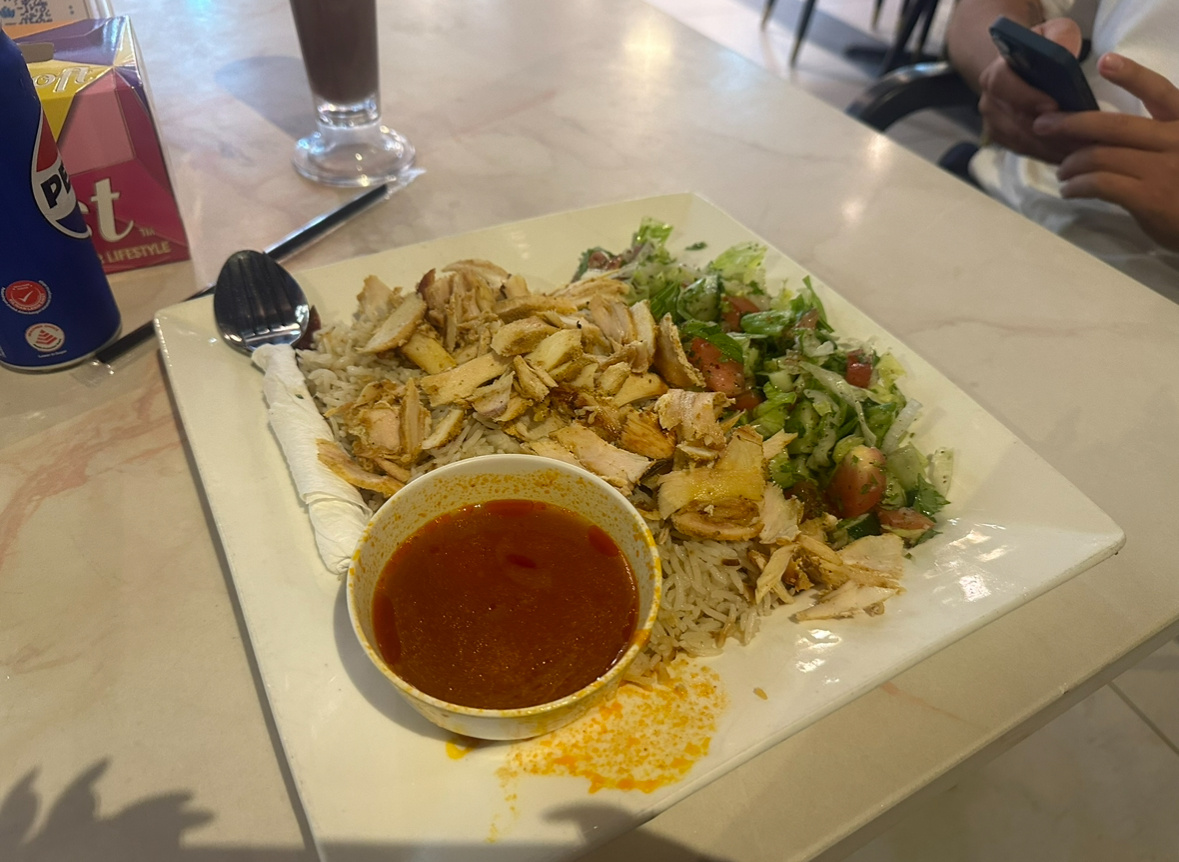 Это - порция риса с соусом, салатом и курицей на гриле. Что-то на местном вайбе в самой обыной кафешке (цена около 170-200 руб)