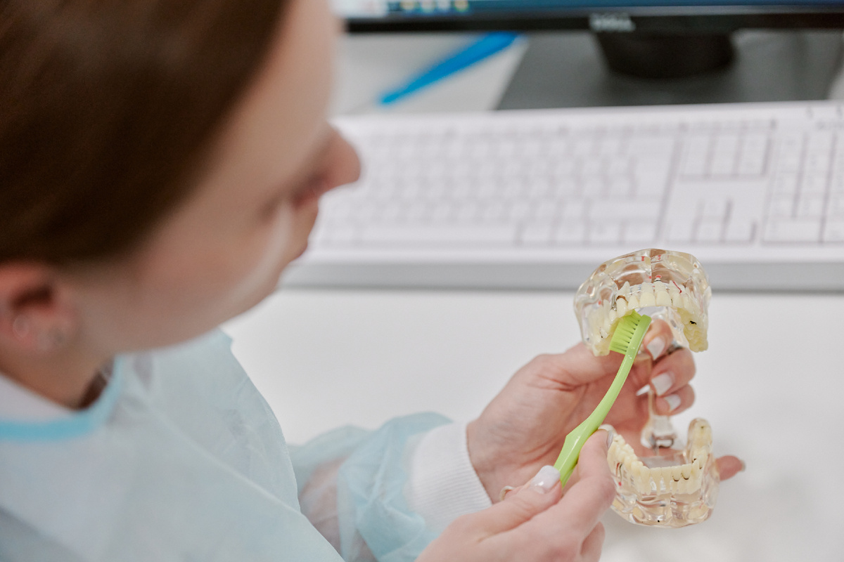 Долговечность импланта напрямую зависит от правильной гигиены полости рта. 