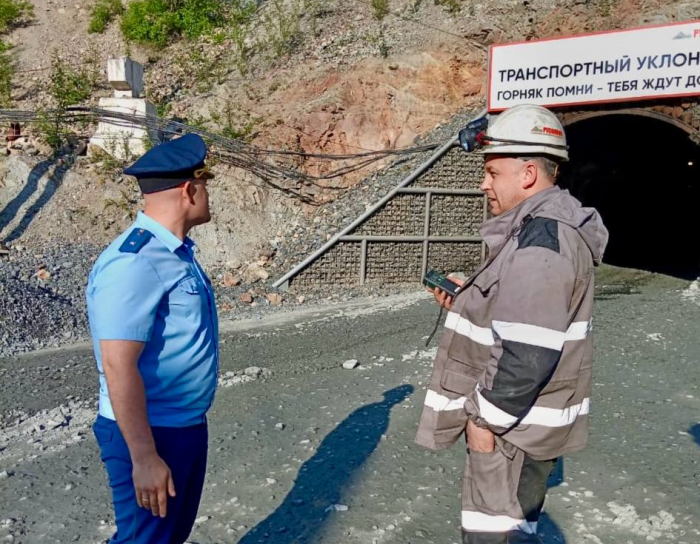 Павел Иванов опрашивает свидетелей трагедии/ Фото: прокуратура Хабаровского края
