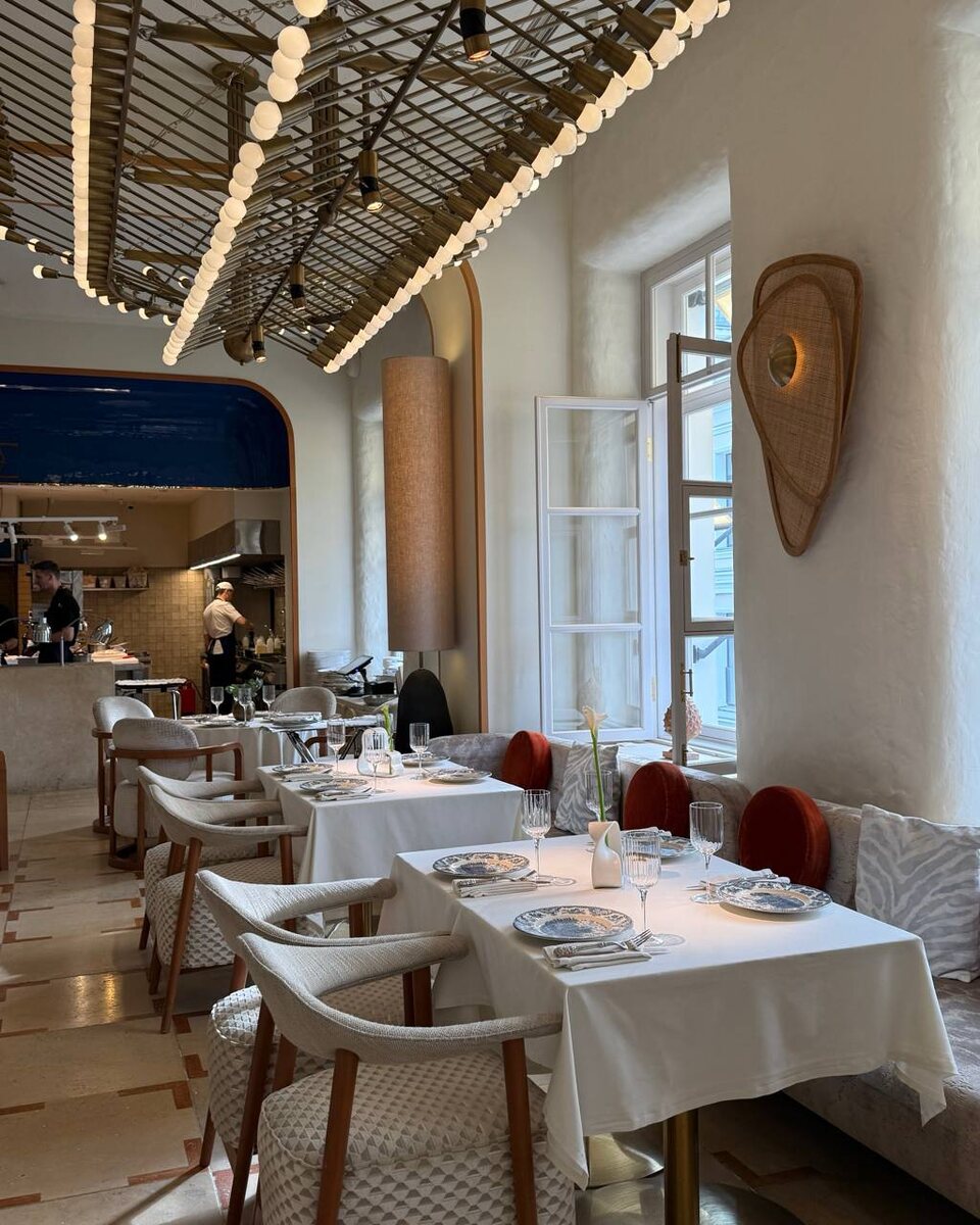 Столики вдоль окон на 2 этаже