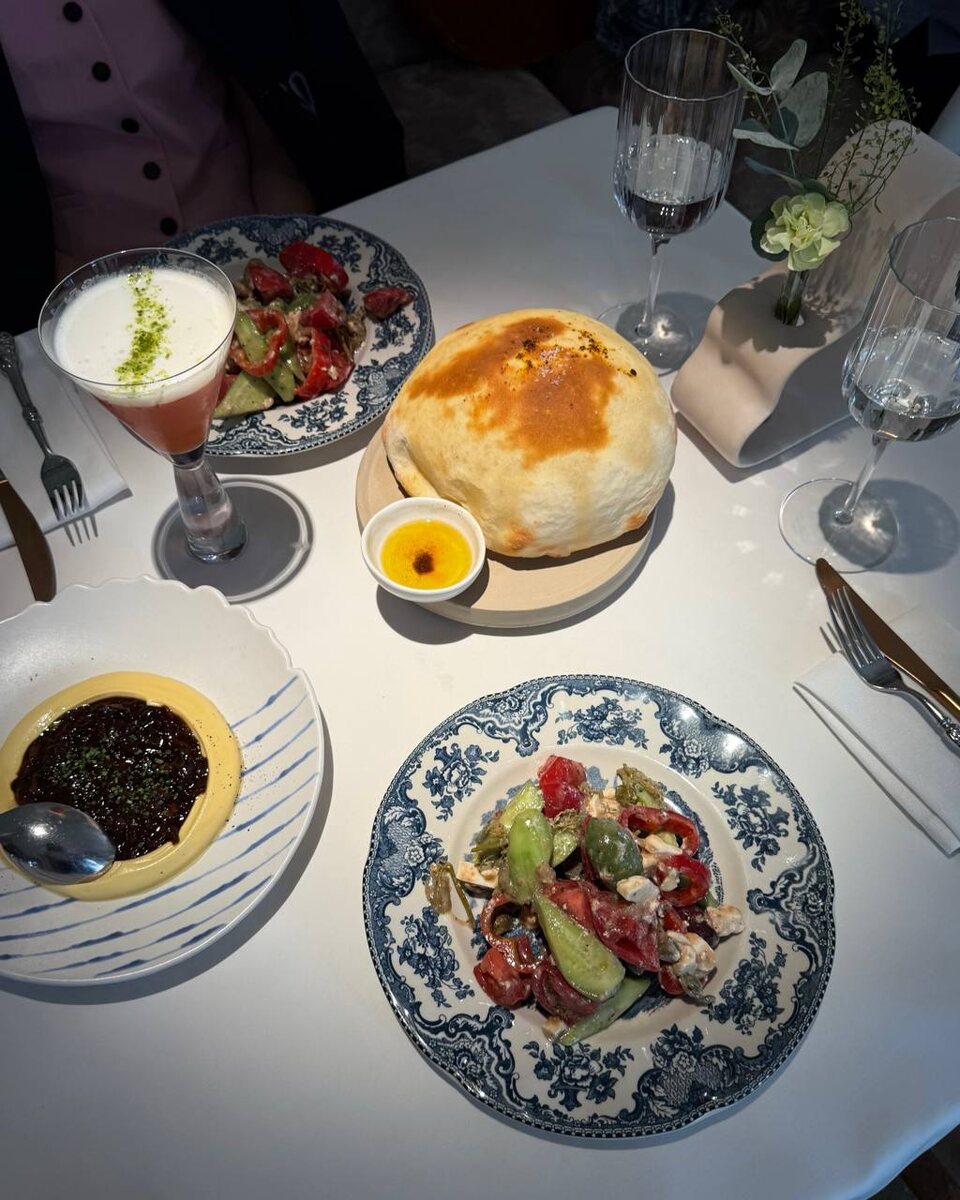 Греческий салат, фава, греческая лепешка