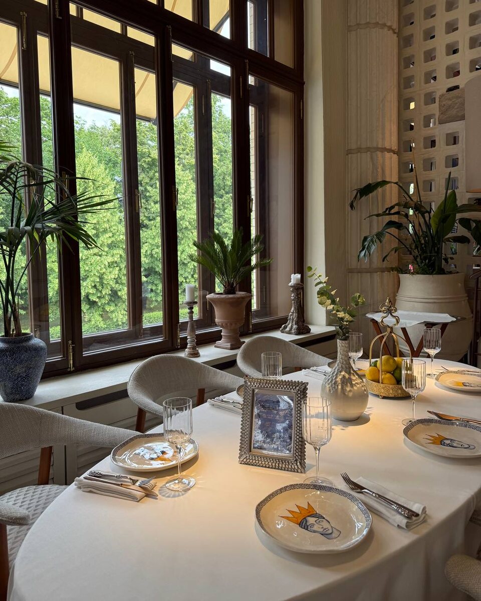 Еще один милый столик на 2 этаже во втором зале