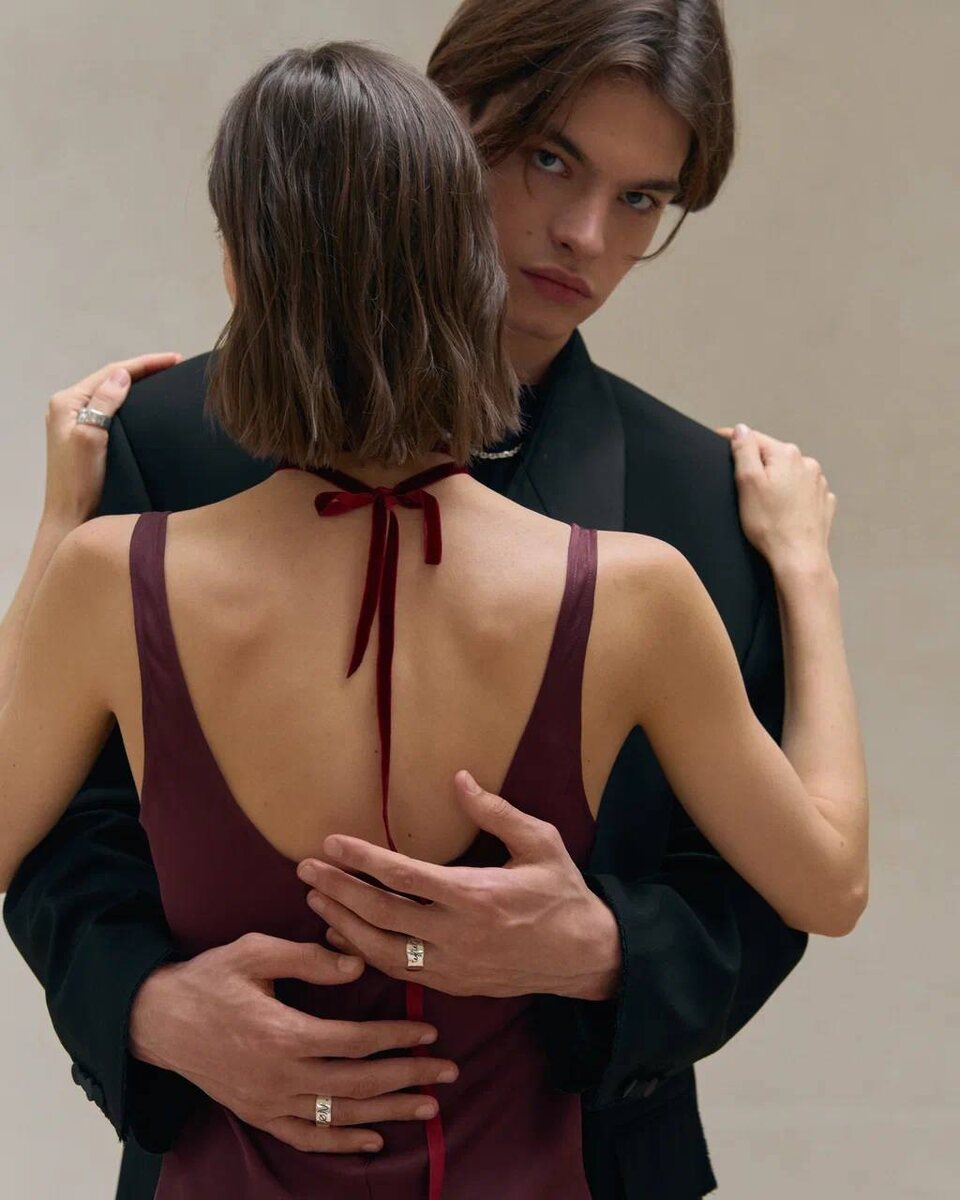 Сразу публикуем чокер No Regrets. Во-первых, это очень красиво. Он вечерний, праздничный и эстетский. А во-вторых - без сожалений! Лучший тезис для переходного жизненного этапа. И универсальный - без лишней патетики про любимых учителей, школьная пора чудесная, все же, для каждого своя!