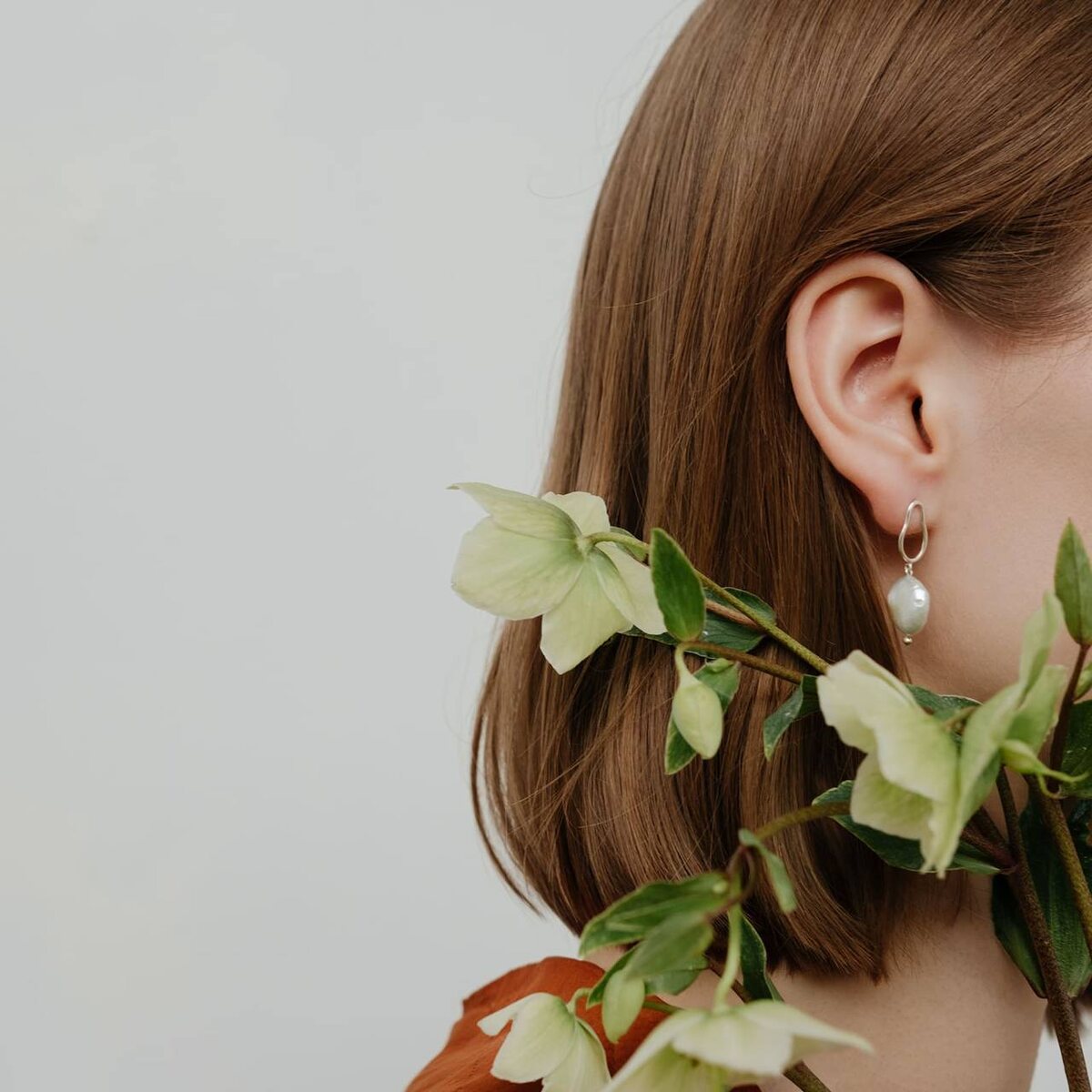 Если мы говорим о женственности и эстетике, то становится не до шуток. Сережки Geniality - лучший выбор, если хочется поддержать элегантный летний наряд. Да и на зумерах, которые за полтора часа до мероприятия снимут растянутые худи, эти сережки будут выглядеть уместно и хорошо. 
