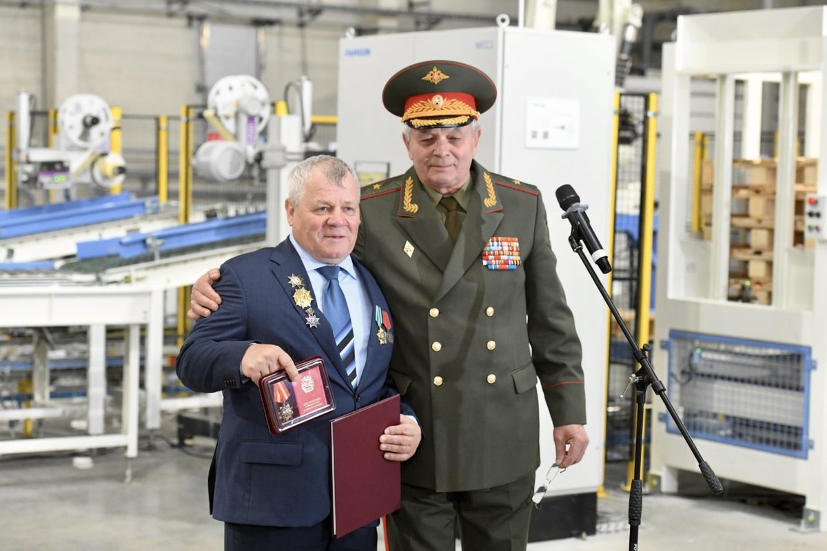    Николая Федоренко наградили знаком «За верность Отечеству». Фото: "Республика"/Оксана Кудряшова