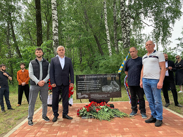    Памятный знак установлен в двух километрах от места трагедии. На открытие приехали родные погибших офицеров