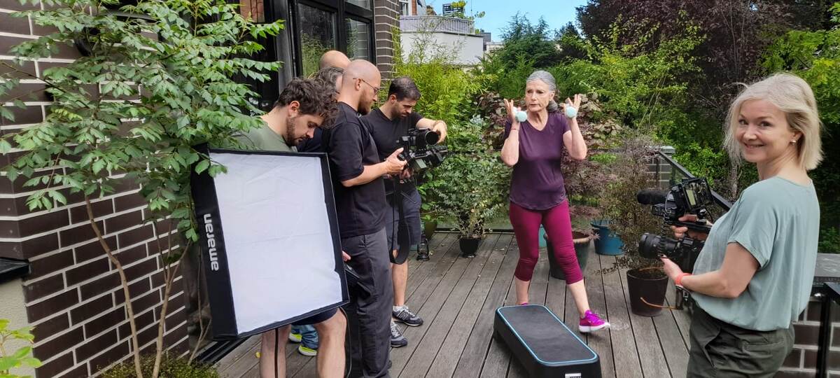 Модели пришлось работать больше часа на степ-платформе. Вышла настоящая тренировка!