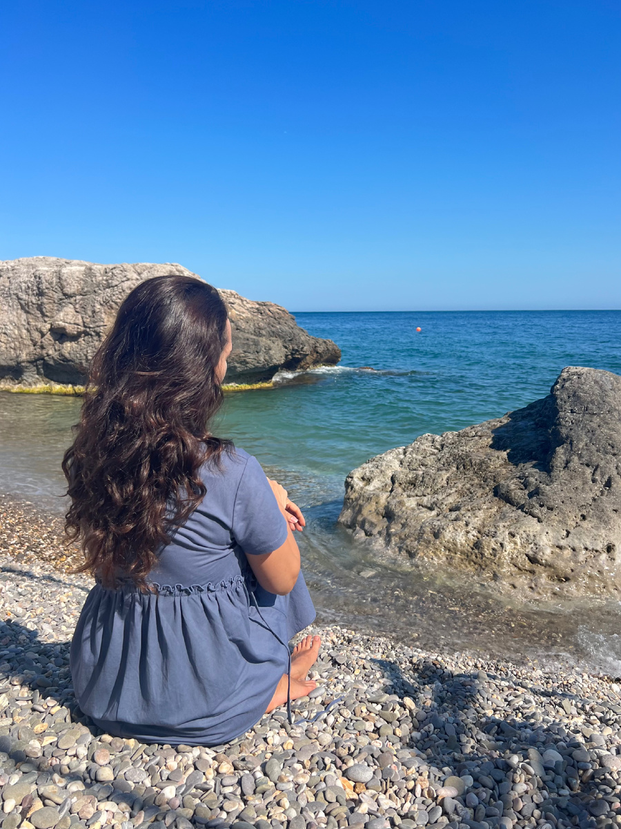 Сижу на берегу моря, купаться в воде + 12 нет желания, но в такие моменты меня все чаще посещают мысли о творчестве 