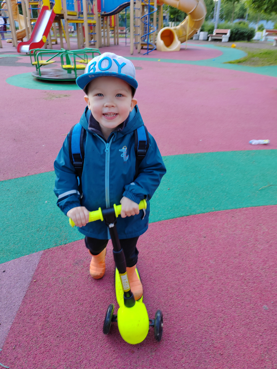 Петя на прогулке