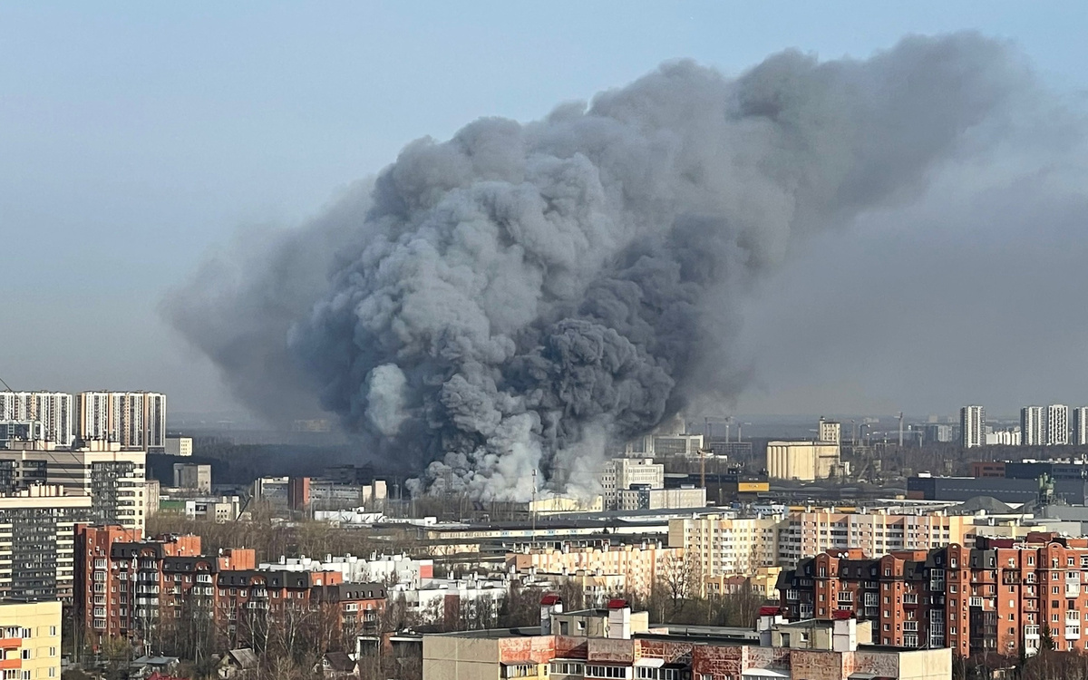 Горит ангар на Маршала Новикова, фото из сети интернет