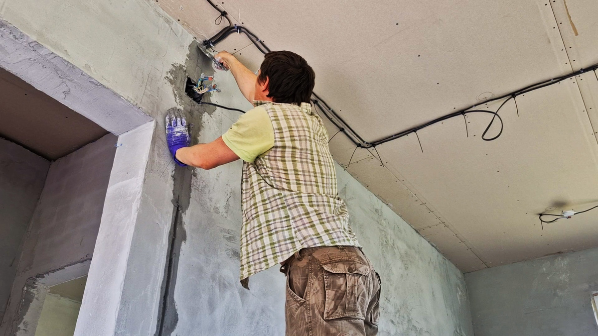 Для основных, важных устройств лучше всегда закладывать проводные соединения под интернет