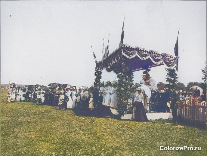 Полковые дамы с детьми на 200-летии 12-го гренадерского Астраханского Императора Александра III полка в летнем полевом лагере под Ярославлем 25 июня 1900 г. Фото колоризованное. Из Папки-альбома "В память 200-летнего юбилея 12 Гренадерского Астраханского Императора Александра III полка. 1700-1900". Источник: Государственный исторический музей. "Полковые дамы с детьми. Неизвестный фотограф. 1900 г.". Ссылка: https://catalog.shm.ru/entity/OBJECT/2443075?page=16&query=12-й%20гренадерский%20Астраханский%20полк&index=781