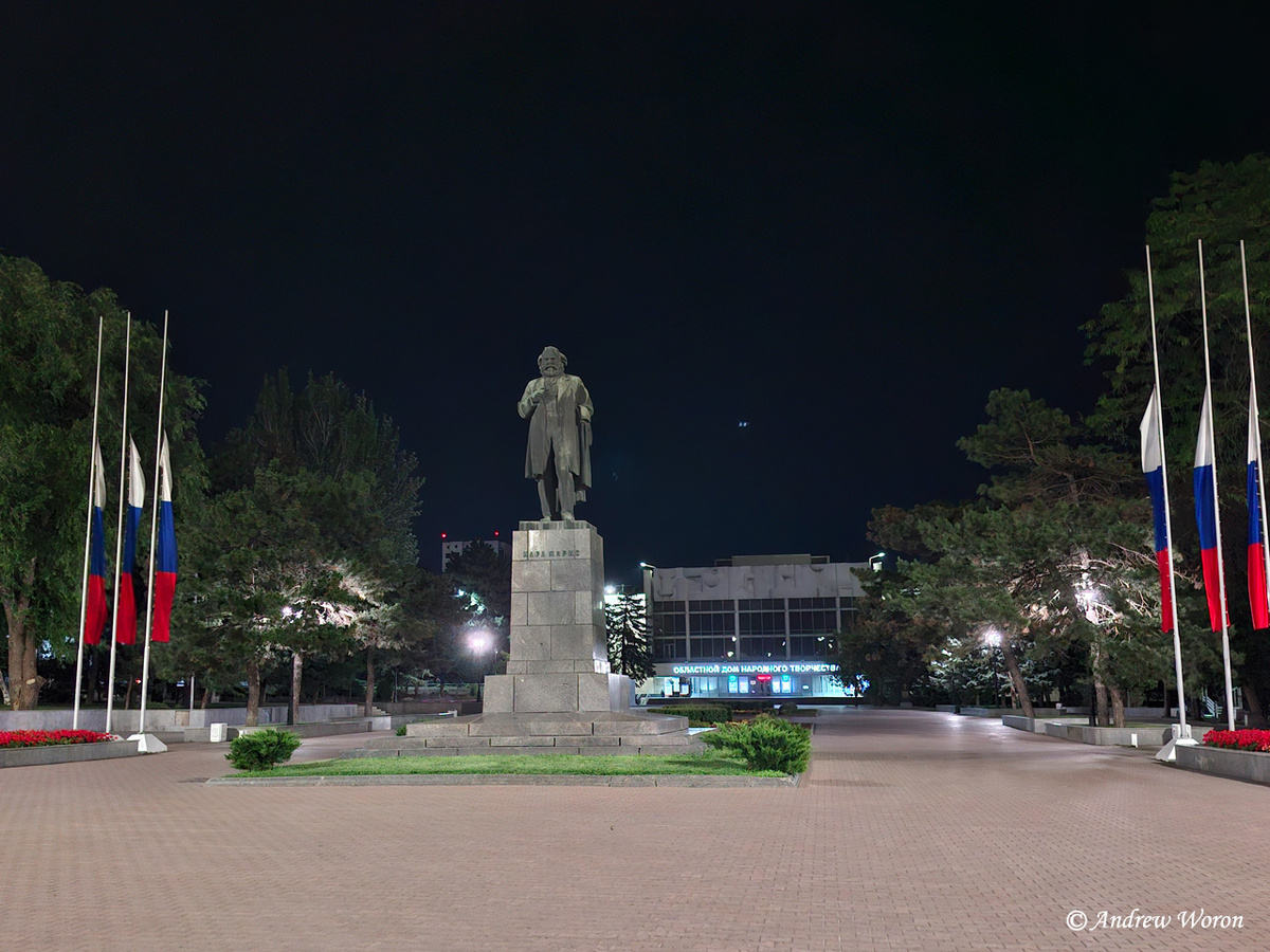 Памятник Карлу Марксу на одноименной площади