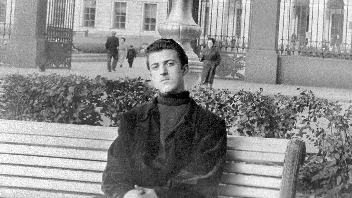 Илья Резник в молодости. Фото из личного архива поэта.