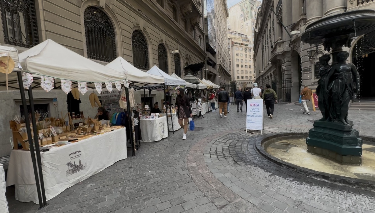 Уличная продажа антиквариата и сего-то не совсем обычного