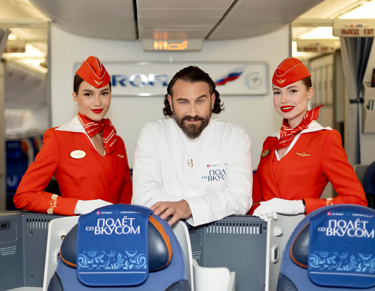    Мирко Дзаго с бортпроводницами рейса