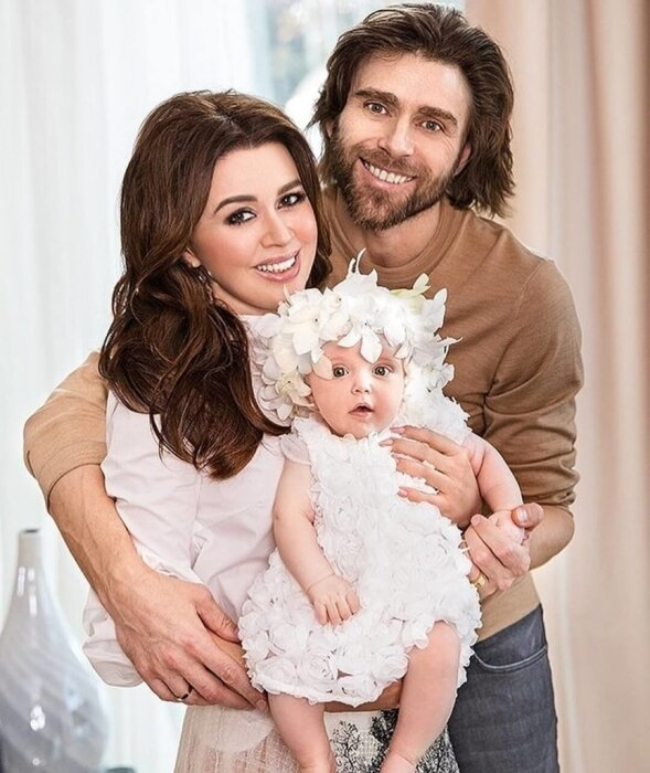 Анастасия Заворотнюк и Пётр Чернышёв с дочерью. 