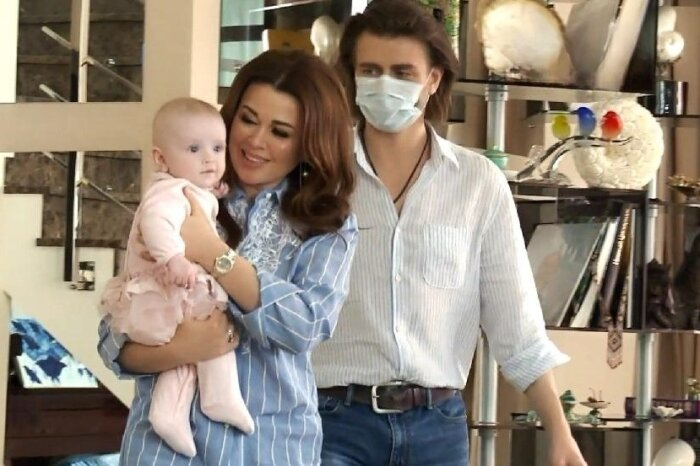 Анастасия Заворотнюк и Пётр Чернышёв с дочерью.