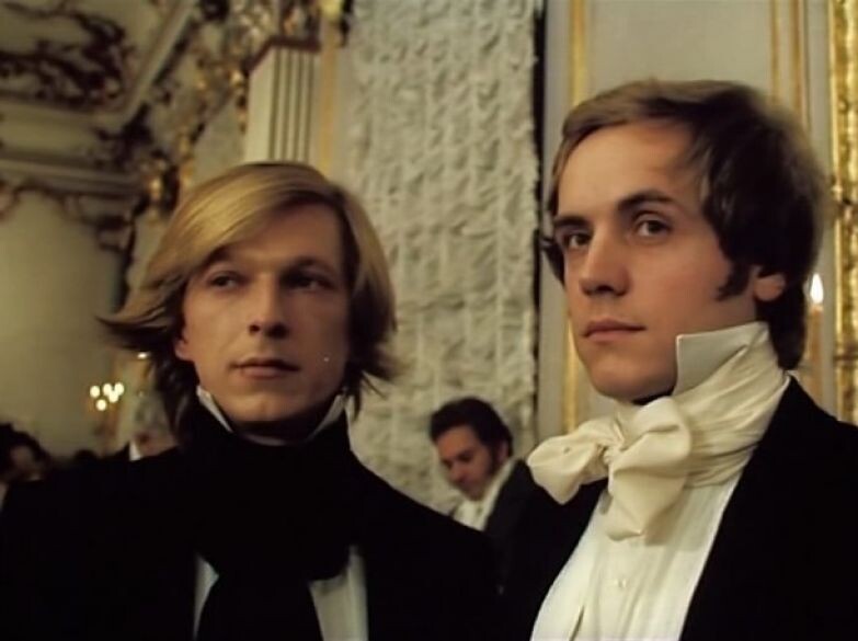 Рыбаренко и Руневский на балу. Внимательный зритель обратит внимание на сходство образа Рыбаренко с Гоголем, которого Толстой скорее всего знал лично