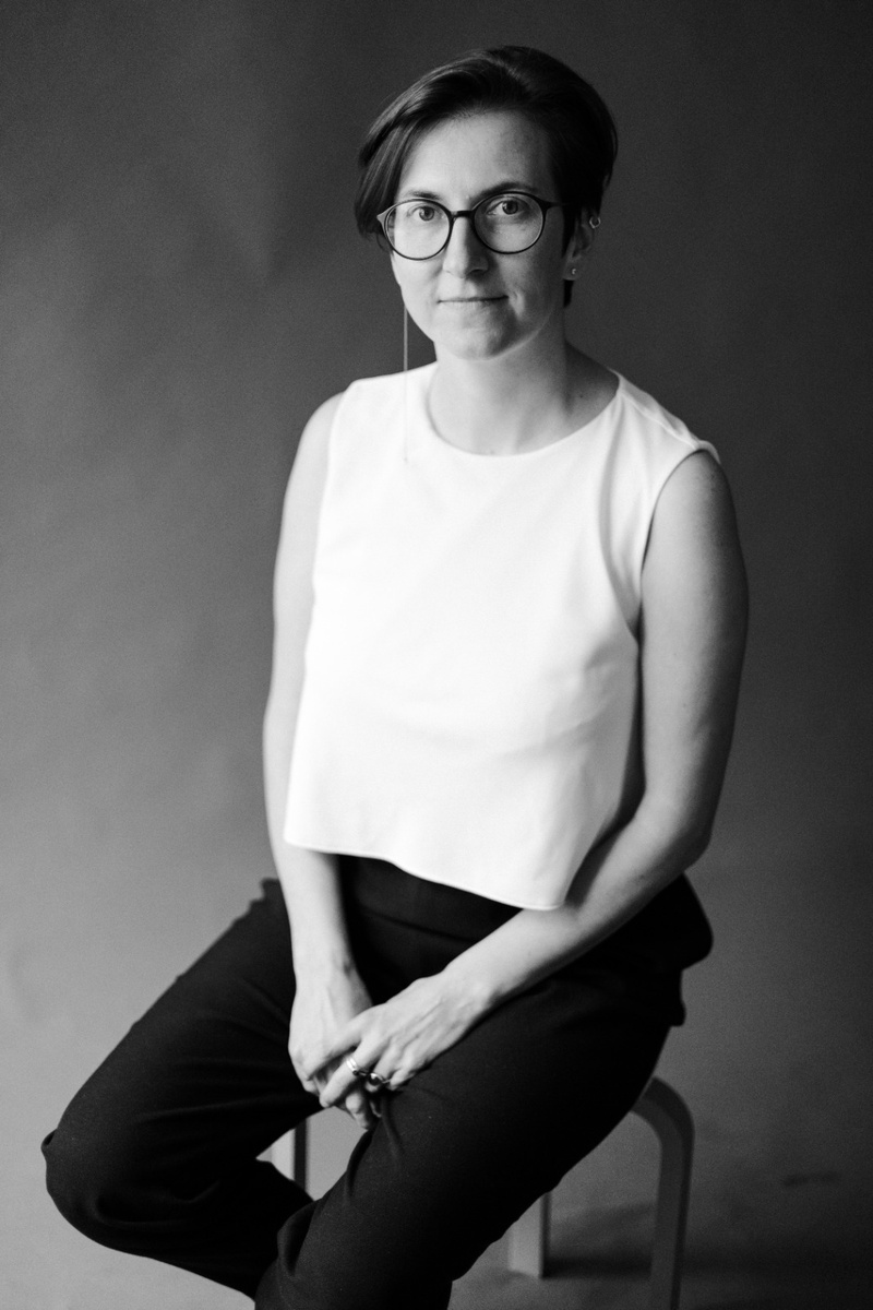 Алина Глембоцкая — психолог, психотерапевт. Работала в фонде «Дом с маяком» с паллиативными детьми, в фонде «Синдром Вильямса», сотрудничала с Всероссийским обществом орфанных заболеваний и фондом «Шанс на жизнь». Работает внештатным психологом проекта «Медконнект», поддерживает семьи с мукополисахаридозом, нейрофиброматозом и другими редкими диагнозами. Изображение из личного архива героини публикации