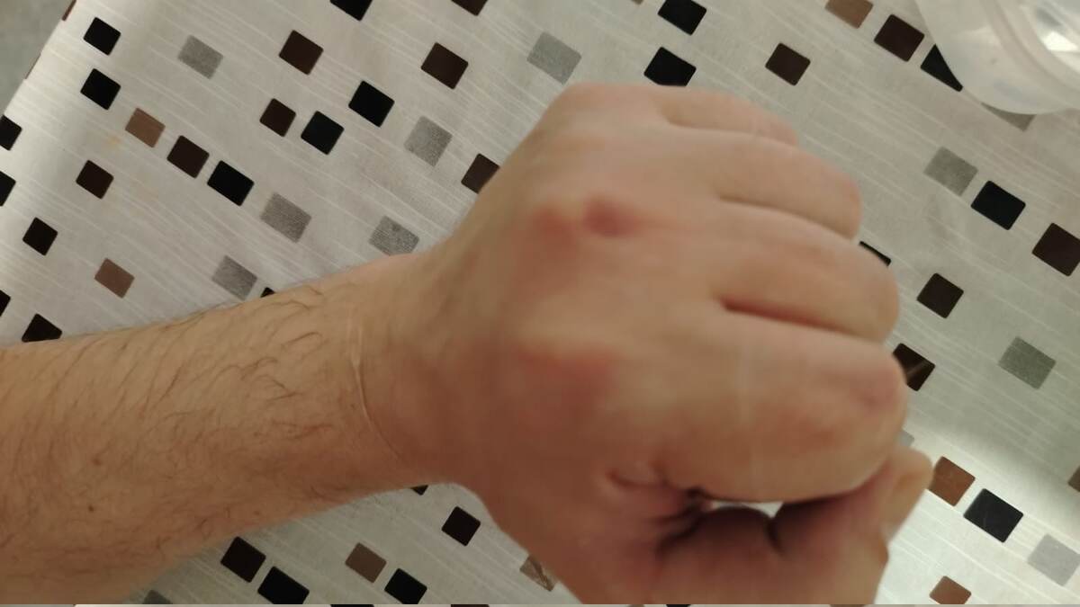 Как-то так после отжиманий. Вечером свет плохой, плохо видно следы))) 