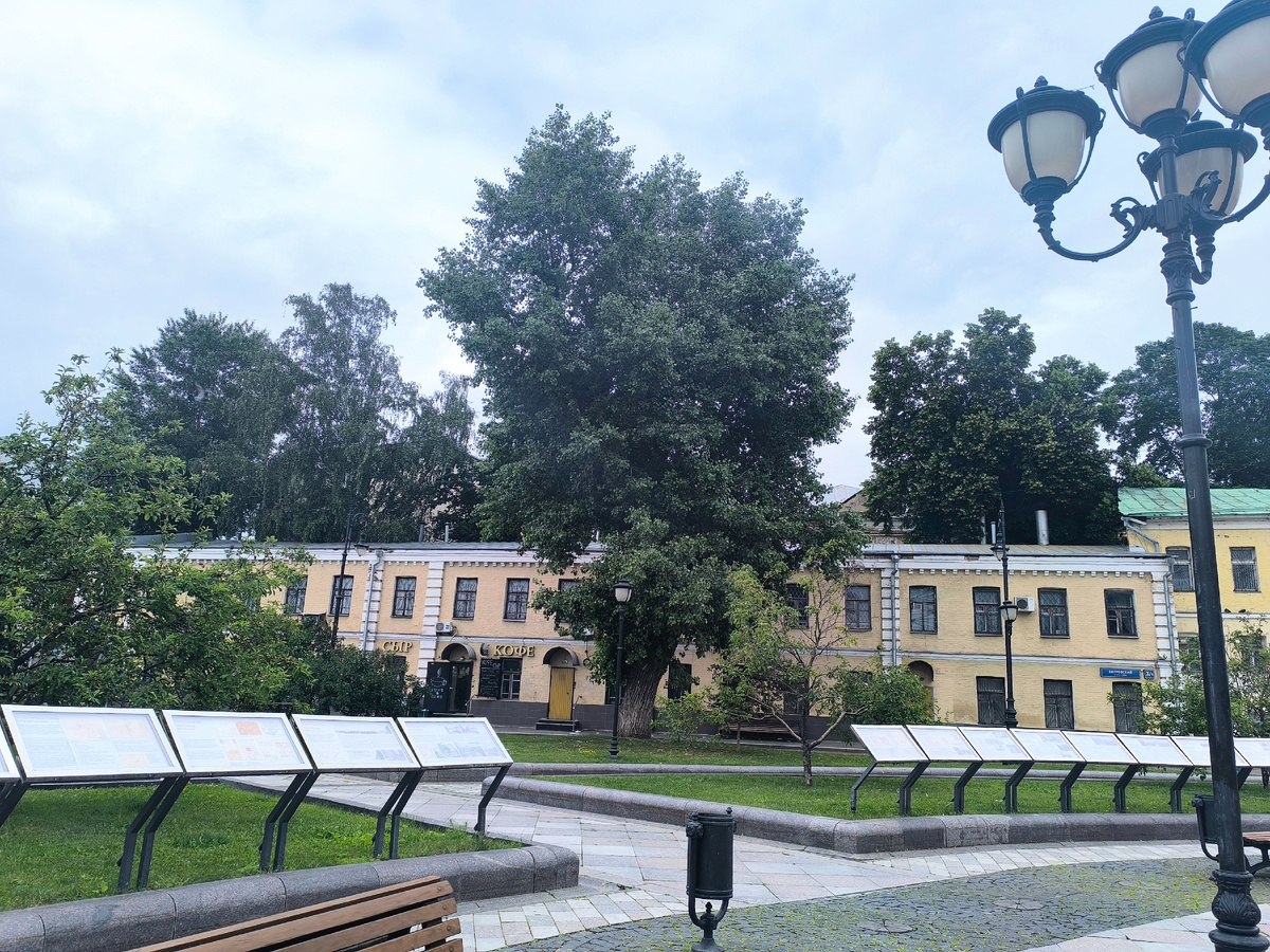 Северная сторона Хитровской площади. 2-хэтажный корпус доходного назначения усадьбы.