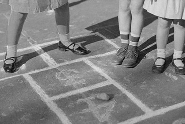 Этим девчушкам даже камушек подошёл за неимением банки.