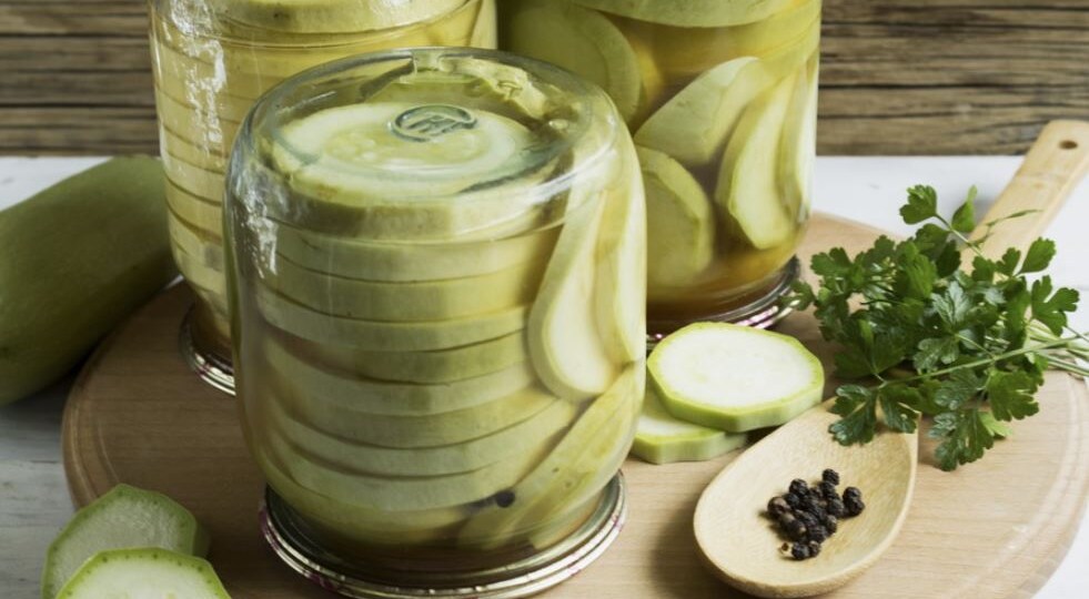Маринованные молодые кабачки — хрустящие, ароматные, пальчики оближешь!