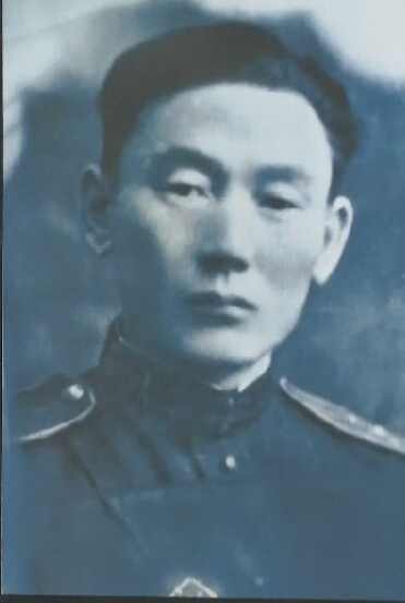 Участник Парада Победы старший лейтенант Ш.М. Дорджиев.
Источник картинки: национальный музей Калмыкии им. Н.Н. Пальмова
