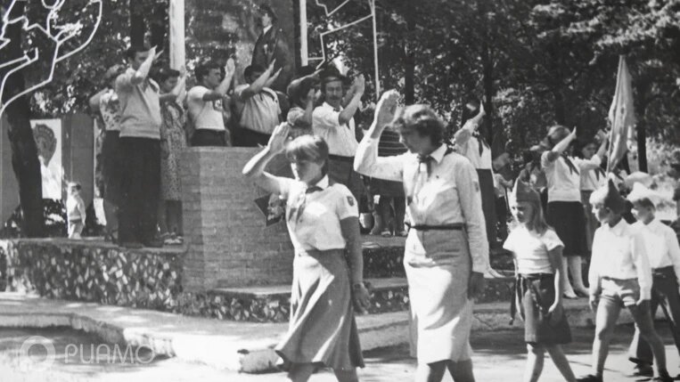 Пионерская линейка в нашем лагере. Фото из личного архива.