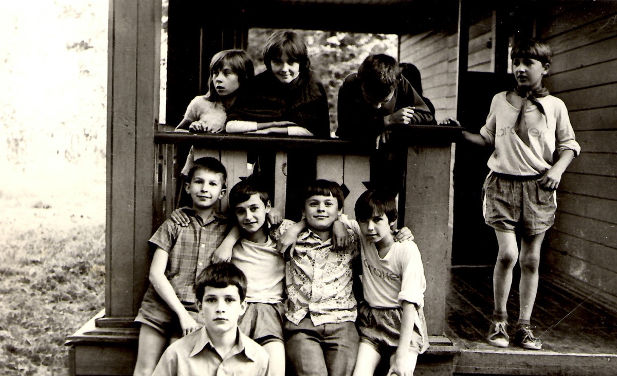 Сейчас отрядная веранда кажется маленькой. Мой брат стоит отдельно  в пионерском  галстуке.