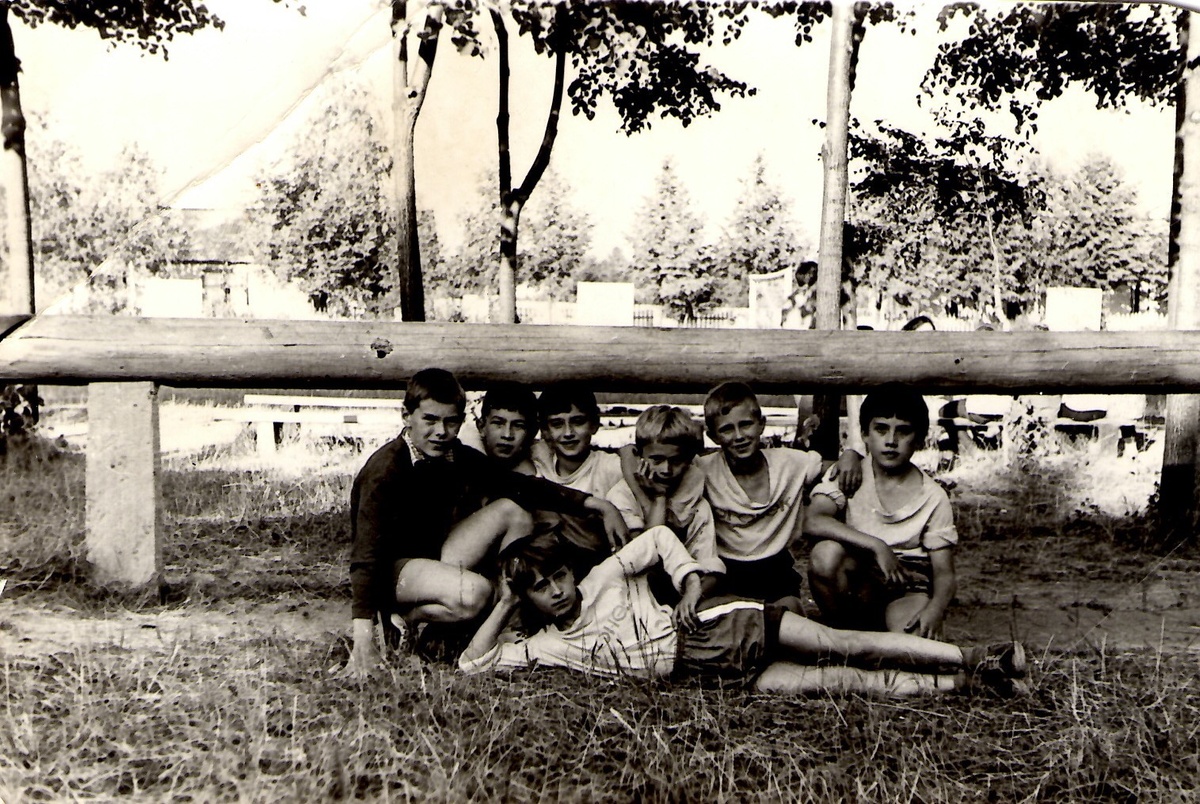 Это просто историческое бревно. Брат с ребятами. Фото из личного архтва.