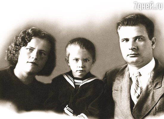 Валентина Талызина с родителями. Фото найдено на просторах Интернета