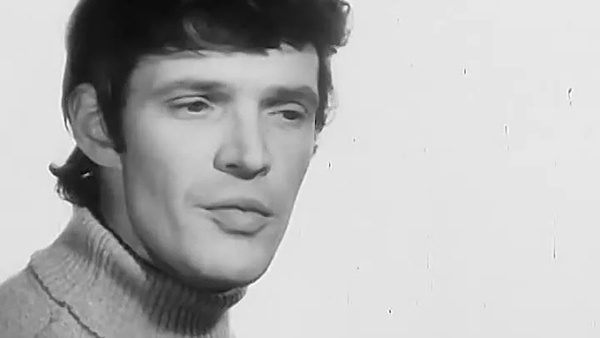 После школы Пожлаков почему-то поступил в институт инженеров железнодорожного транспорта, но очень быстро оттуда ушёл