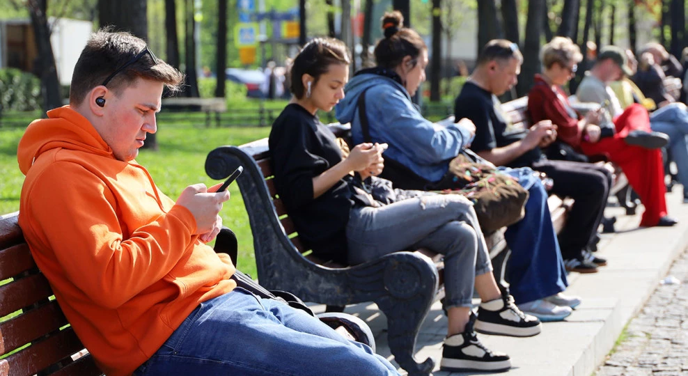 Стало известно, сколько россияне проводят в интернете ежедневно