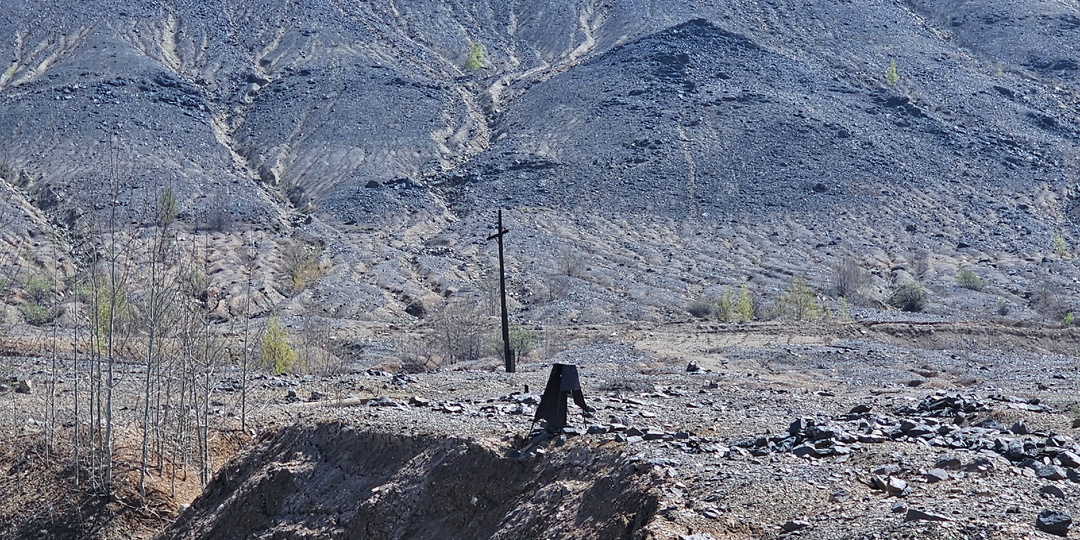 Заброшенное кладбище на склоне Лысой горы
