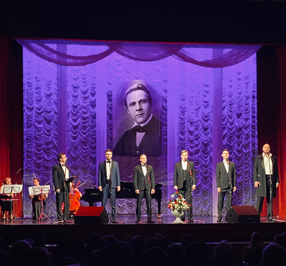 Ставропольский государственный театр оперетты в Пятигорске. Концертная программа «Король великого искусства». Фото автора.