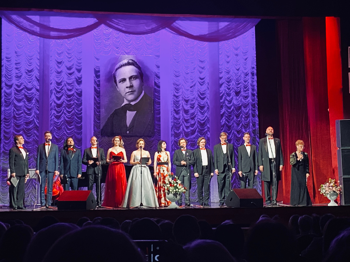 Ставропольский государственный театр оперетты в Пятигорске. Концертная программа «Король великого искусства». Фото автора.