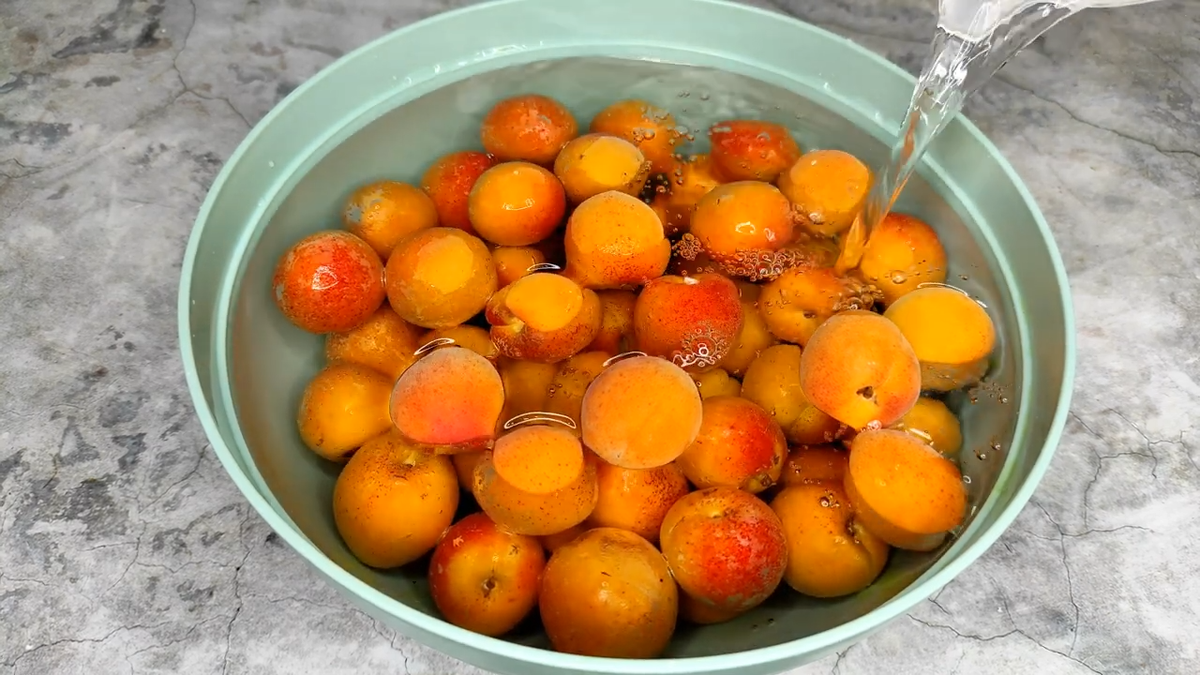 Компот из абрикосов на зиму. Фото автора.