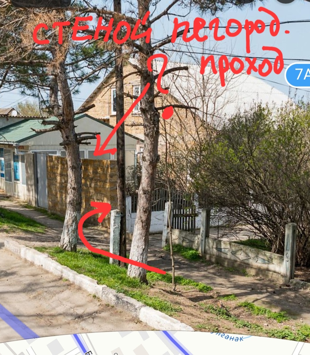 Дорога к остановке перегорожена самостроем.