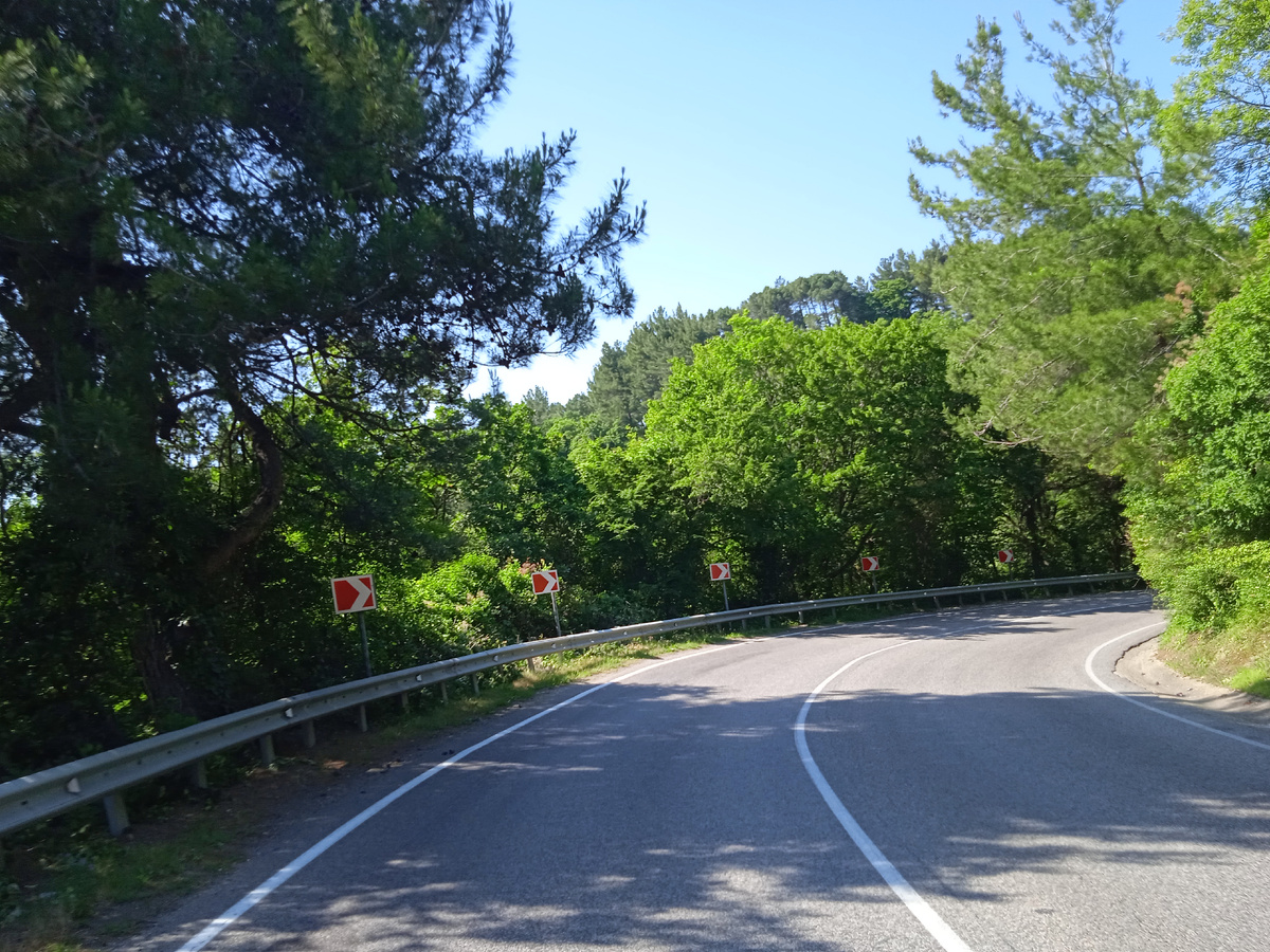 Километры серой ленты дороги остаются позади. Фото автора.