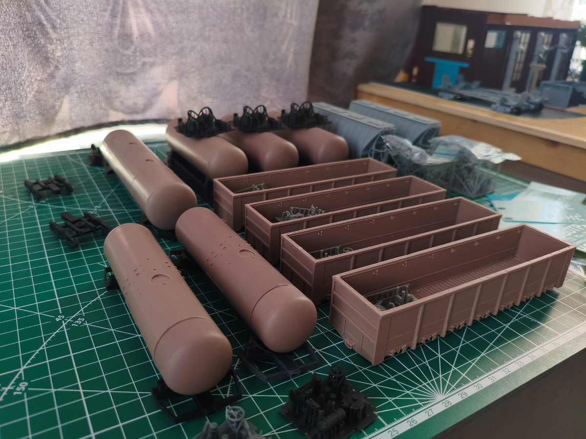 Наборы полувагонов и цистерн для сборки.