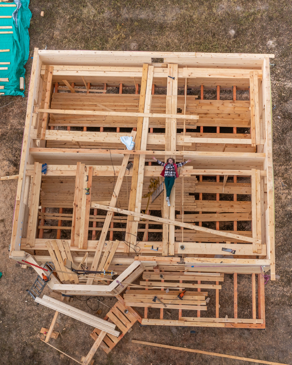 Кажетс, ещё недавно наш дом выглядел так. 2022 год.