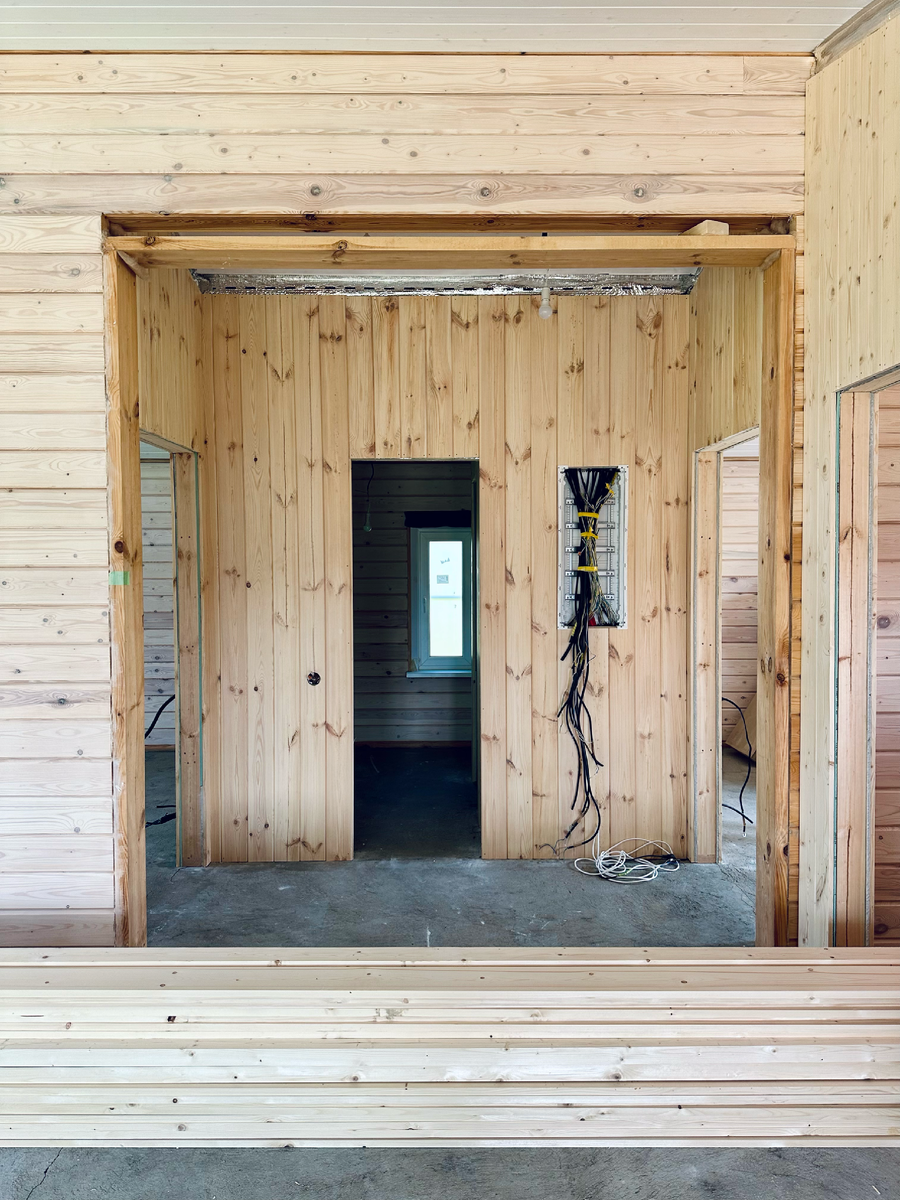 Вот так сейчас внутри. Только электрический шкаф уже готов.